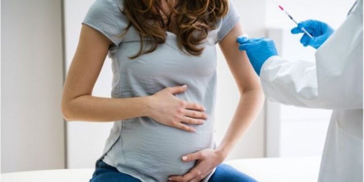 Mujer embarazo. vacuna. Foto agencias.