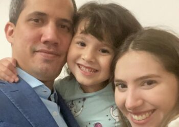 Pdte. (E) de Venezuela Juan Guaidó y su familia. Foto @jguaido