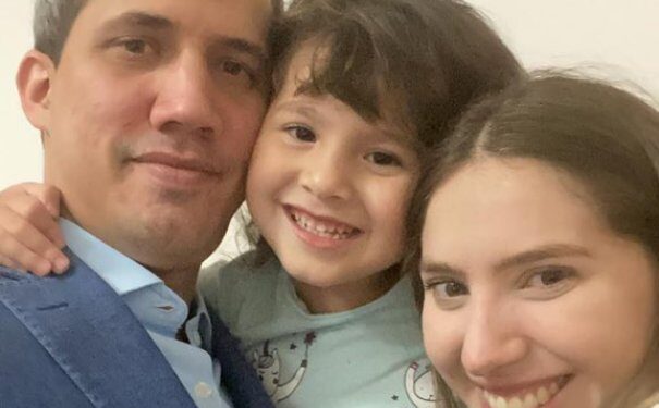 Pdte. (E) de Venezuela Juan Guaidó y su familia. Foto @jguaido