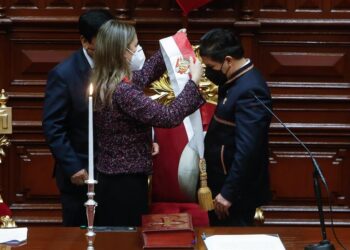 Fotografía cedida por la Presidencia del Perú de María del Carmen Alva, presidenta del Congreso, tomando juramento al nuevo presidente de Perú, Pedro Castillo, hoy en el Congreso en Lima. Pedro Castillo asume hoy la Presidencia del Perú para el período 2021-2026. EFE/ Cortesía Presidencia del Perú/ Karel Navarro