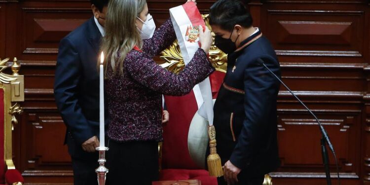 Fotografía cedida por la Presidencia del Perú de María del Carmen Alva, presidenta del Congreso, tomando juramento al nuevo presidente de Perú, Pedro Castillo, hoy en el Congreso en Lima. Pedro Castillo asume hoy la Presidencia del Perú para el período 2021-2026. EFE/ Cortesía Presidencia del Perú/ Karel Navarro