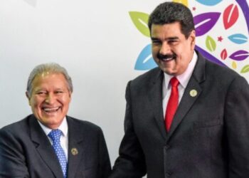 Sánchez Cerén y Nicolás Maduro. Foto AFP