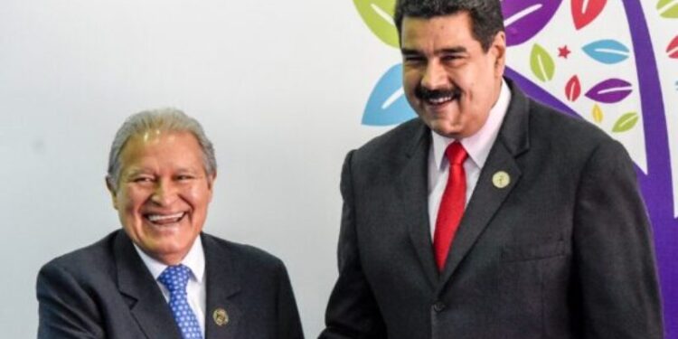 Sánchez Cerén y Nicolás Maduro. Foto AFP