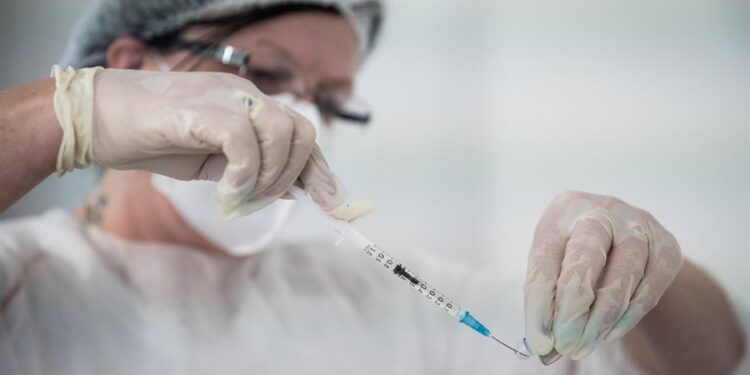 Una enfermera prepara una dosis de la vacuna Sputnik V contra la covid-19. EFE/Jakub Gavlak/Archivo