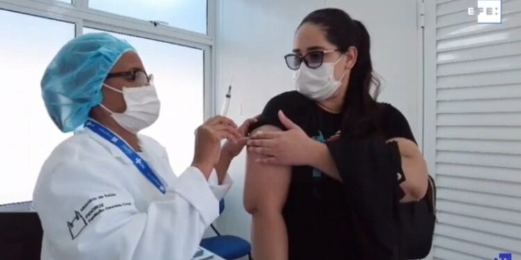 Vacunación favelas Rio. Brasil. Foto captura de video EFE.
