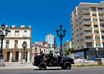 AME4087. LA HABANA (CUBA), 21/07/2021.- Varios policías de una brigada especial se transportan en vehículo por una calle hoy, en La Habana (Cuba). El Ministerio cubano del Interior (Minint) negó la existencia de desaparecidos tras las masivas protestas antigubernamentales del 11 de julio, sobre las que el Gobierno no ha dado cifras de detenidos, reportaron este miércoles medios estatales. Diez días después de las históricas protestas ciudadanas del 11 de julio, decenas de activistas, artistas y periodistas independientes siguen sometidos a arresto domiciliario y denuncian abusos de las autoridades. EFE/ Ernesto Mastrascusa