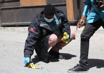 Members of the Haitian police and forensics look for evidence outside of the  presidential residence on July 7, 2021 in Port-au-Prince, Haiti. - Haiti President Jovenel Moise was assassinated and his wife wounded early July 7, 2021 in an attack at their home, the interim prime minister announced, an act that risks further destabilizing the Caribbean nation beset by gang violence and political volatility. Claude Joseph said he was now in charge of the country and urged the public to remain calm, while insisting the police and army would ensure the population's safety.The capital Port-au-prince as quiet on Wednesday morning with no extra security forces on patrol, witnesses reported. (Photo by VALERIE BAERISWYL / AFP)