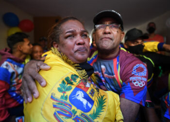 Venezuelan athlete Yulimar Rojas' mother, Yulecsi Rodriguez (L), reacts after watching her compete in the Tokyo Olympics 2020 at her home in Barcelona, Anzoategui state, Venezuela on August 1, 2021. - Venezuela's two-time world champion Yulimar Rojas set a new world record as she won Olympic gold in the women's triple jump on Sunday. (Photo by Federico PARRA / AFP)