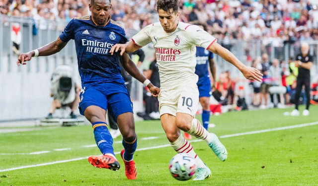 Real Madrid's Austrian defender David Alaba (L) and AC Milan's Spanish midfielder Brahim Diaz vie for the ball during the international friendly football match between Real Madrid and AC Milan at the Worthersee-Stadion in Klagenfurt, Austria, on August 8, 2021. (Photo by Dominik ANGERER / various sources / AFP) / Austria OUT