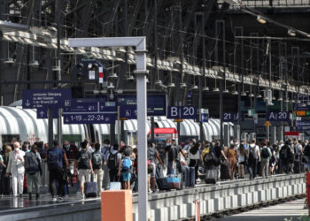 Travellers crowd on a platform as they wait for trains at the main railway station in Frankfurt am Main, western Germany, on August 11, 2021 during a strike of the train drivers. - German train drivers went on strike over wages, dealing a blow to summer holidaymakers and adding to logistics and supply problems already plaguing the industry. Only one in four long-distance trains will be in service on August 11 and 12. (Photo by Armando BABANI / AFP)
