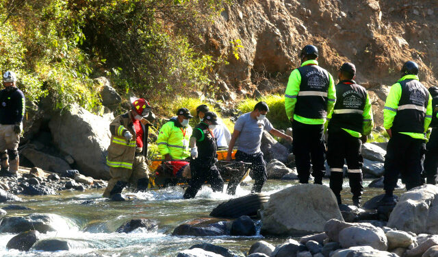 AME1567. LIMA (PERÚ), 31/08/2021.- Integrantes de equipos de rescate ayudan en el lugar donde ocurrió el accidente de un bus hoy en la madrugada cuando se dirigía a Lima (Perú). El accidente de un autobús de pasajeros ha dejado al menos 29 fallecidos y alrededor de 20 heridos, después de que la unidad se estrelló y cayó a un barranco en la carretera central cuando se dirigía a Lima. EFE/Félix Ingaruca