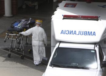 Personal sanitario se prepara para transportar un paciente de covid-19 en el Hospital General de Medellín (Colombia). EFE/ Luis Eduardo Noriega A./Archivo