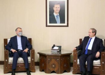 El ministro de Exteriores iraní, Hosein Amir Abdolahian y su homólogo sirio, Faisal al Miqdad. Foto EFE.