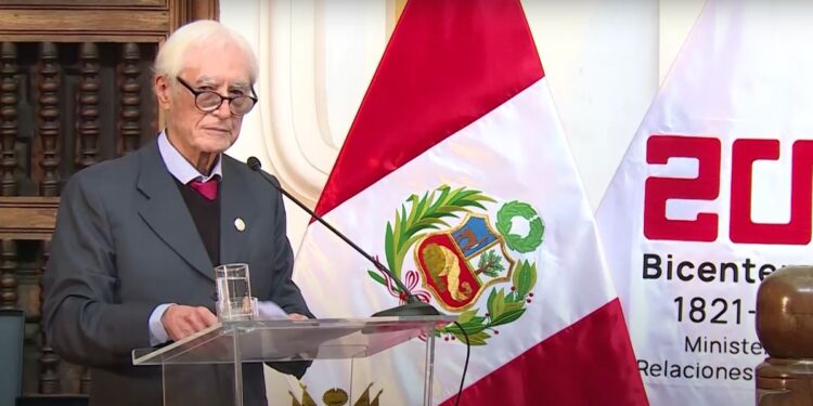 El nuevo canciller de Perú, Héctor Béjar. Foto agencias.