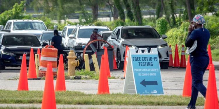 Autoridades sanitarias realizan pruebas de covid-19 en el lugar de prueba en el Tropical Park en Miami, Florida, EE.UU., el 2 de agosto de 2021. EFE/EPA/CRISTOBAL HERRERA-ULASHKEVICH