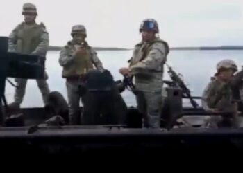 Funcionarios de la Armada Colombiana enfrentando a la GNB que incursionaron al país por el departamento de Guaina, fronterizo con Amazonas. Foto Captura de video