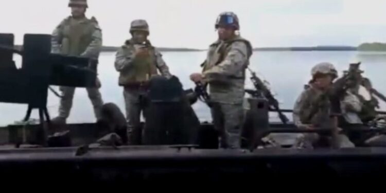 Funcionarios de la Armada Colombiana enfrentando a la GNB que incursionaron al país por el departamento de Guaina, fronterizo con Amazonas. Foto Captura de video