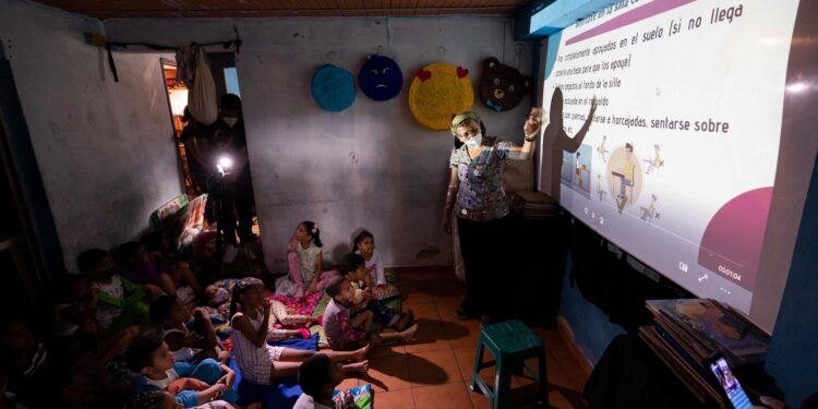 Un grupo de niños toma una clase de postura correcta en la casa familiar de la maestra Milagros Agreda, el 20 de agosto de 2021, en Petare, Caracas (Venezuela). Maestras preocupadas por la educación de los niños que habitan en Petare, una de las barriadas más pobres de Venezuela, abrieron las puertas de sus casas para educar a los chicos en medio del cierre de escuelas, empujado por la covid-19, que ya suma más de un año y el difícil acceso a internet. EFE/ RAYNER PEÑA R.