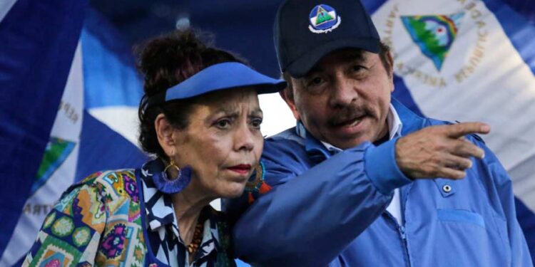 Nicaraguan President Daniel Ortega (R) and his wife and Vice-President Rosario Murillo, speak during a rally in Managua, on September 5, 2018. - Ortega asked the US for respect and to "do not mess with Nicaragua", hours after the UN Security Council, discussed the crisis in the Central American country, which has left more than 320 dead. (Photo by INTI OCON / AFP)