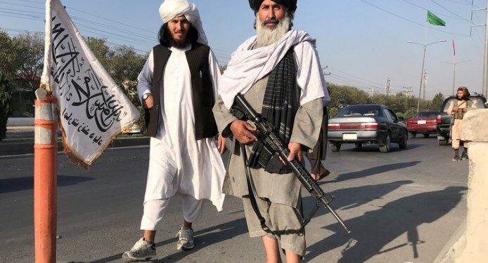 Un combatiente talibán con un rifle de asalto M16 frente al Ministerio del Interior en Kabul, Afganistán (Reuters)