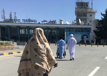 This photo taken on May 8, 2018, shows people arriving at the domestic terminal of the Hamid Karzai International Airport of Kabul. / AFP PHOTO / Dominique FAGET