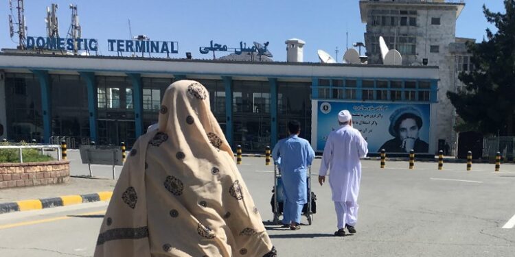 This photo taken on May 8, 2018, shows people arriving at the domestic terminal of the Hamid Karzai International Airport of Kabul. / AFP PHOTO / Dominique FAGET