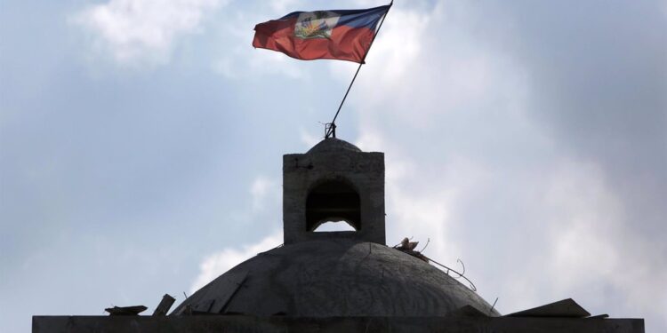 15-11-2019 Bandera de Haití en una iglesia de Puerto Príncipe.  El Consejo de Seguridad de Naciones Unidas ha expresado su "profunda preocupación" por el deterioro de las condiciones políticas, de seguridad y humanitarias en Haití y, dos días después de que 15 personas perdiesen la vida por tiroteos en Puerto Príncipe, ha abogado por la "urgente" celebración de elecciones presidenciales y legislativas.  POLITICA LATINOAMÉRICA INTERNACIONAL HAITÍ
JOSE A. IGLESIAS / ZUMA PRESS / CONTACTOPHOTO