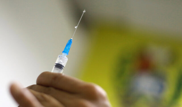 A Venezuelan health worker prepares a syringe with Russia's Sputnik V vaccine against the coronavirus disease (COVID-19), at a hospital, in Caracas, Venezuela February 22, 2021. REUTERS/Leonardo Fernandez Viloria NO RESALES. NO ARCHIVES