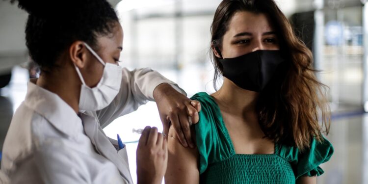 Una joven es vacunada contra la covid-19 en Río de Janeiro. Fotografía de archivo. EFE/Antonio Lacerda