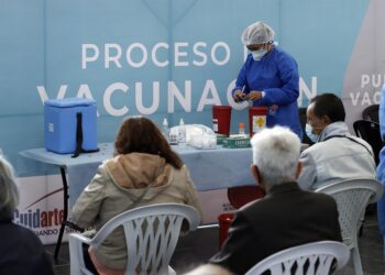 Fotografía de archivo en la que se registró un centro de vacunación contra la covid-19, en el centro comercial Calima, en Bogotá (Colombia). EFE/Mauricio Dueñas