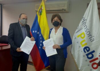 Defensor del Pueblo del régimen de Nicolás Maduro Alfredo Ruiz y la Directora de Onusida en Venezuela, Regina López. Foto @Defensoria_Vzla