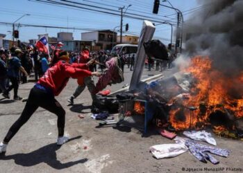 Desalojo campamento de migrantes venezolanos en Chile. Foto AP.