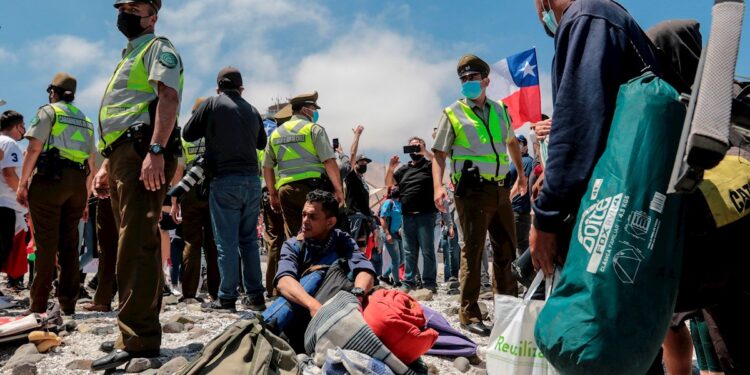 Desalojo campamento de migrantes venezolanos en Chile. Foto agencias.