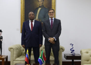 Félix Plasencia canciller del régimen de Maduro y el embajador de Sudáfrica en Venezuela, Joseph Nkosi. Foto Twitter.