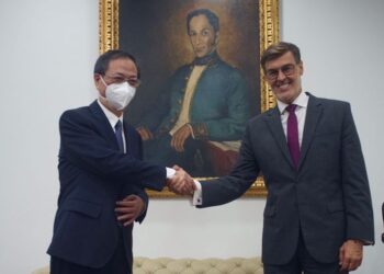 Felix Plasencia y el embajador de China Li Baorong. Foto @PlasenciaFelix