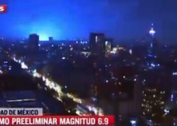 Luces azules cielo. sismo 7.1, Foto captura de video.