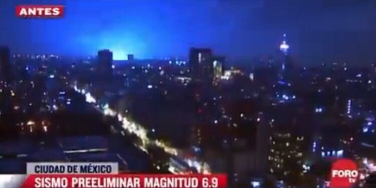 Luces azules cielo. sismo 7.1, Foto captura de video.