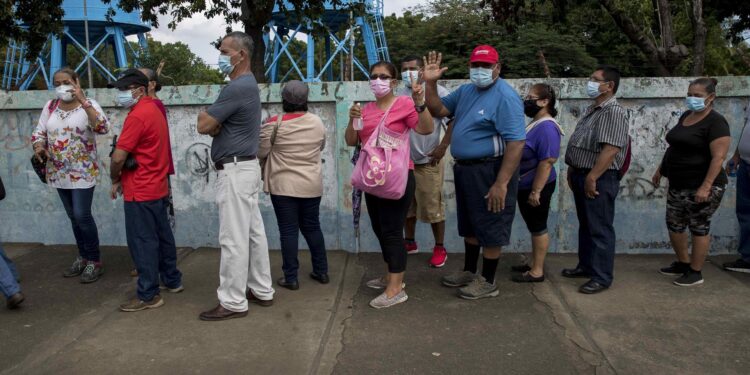 Varias personas esperan para recibir la segunda dosis de la vacuna Spunik V contra la covid-10 hoy, en el hospital Manolo Morales, en Managua (Nicaragua). EFE/ Jorge Torres