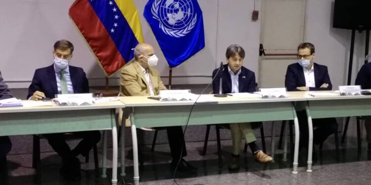 Ricardo Menéndez, Félix Plasencia, y el coordinador residente de la ONU en el país, Gianluca Rampolla. Foto @MPPPlanifica