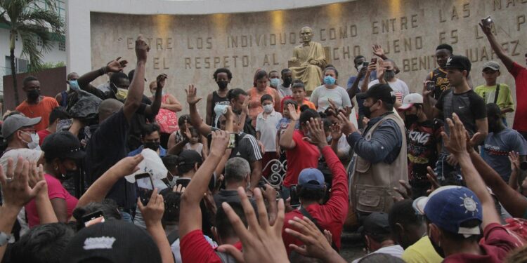 Un grupo de migrantes centroamericanos manifestaron, en el municipio de Tapachula en el estado de Chiapas (México). Unos 200 migrantes de países como Haití, Cuba, Nicaragua, El Salvador, Honduras encendieron este jueves veladoras y realizaron oraciones para pedir a Dios que el Gobierno mexicano que les ayude a salir de la ciudad de Tapachula, en el sureño estado mexicano de Chiapas. EFE/Juan Manuel Blanco