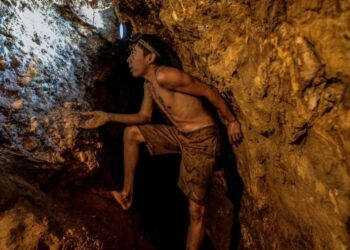 Ender Moreno busca oro en la mina de oro La Culebra en El Callao, estado de Bolívar, al sureste de Venezuela el 1 de marzo de 2017. JUAN BARRETO AFP/GETTY IMAGES