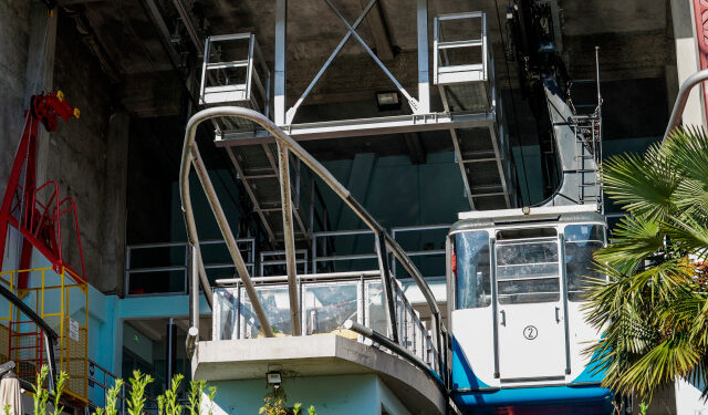 Cabina del teleférico que cayó al vacío entre el monte alpino de Mottarone y la localidad de Stresa (norte), el pasado mes de mayo, en una fotografía de archivo. EFE/EPA/TINO ROMANO