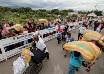 People cross the Simon Bolivar international bridge to Venezuela, on October 23, 2019 in Cucuta, Colombia, prior to its temporary closure by the Colombian authorities as a security measure for the upcoming October 27 regional elections. . - The bridge will reopen on October 27, soon after the election. (Photo by Schneyder MENDOZA / AFP)