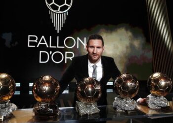 Paris (France), 02/12/2019.- The Men's 2019 Ballon d'Or winner Barcelona forward Lionel Messi poses with his six Ballon d'Or trophies during the ceremony at Theatre du Chatelet in Paris, France, 02 December 2019. (Francia) EFE/EPA/YOAN VALAT