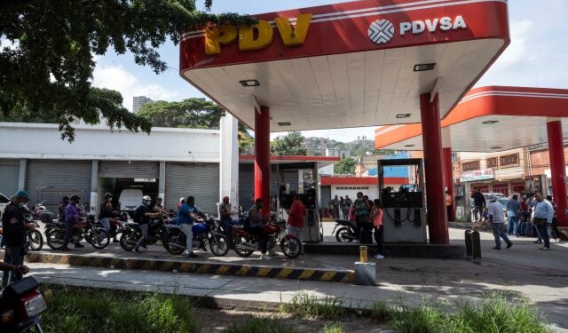 AME5429. CARACAS (VENEZUELA), 17/09/2020.- Motociclistas hacen fila en una estación de gasolina el 16 de septiembre de 2020 en Caracas (Venezuela). La severa escasez de gasolina a la que volvió Venezuela en las últimas semanas, después de un período de abastecimiento de poco más de tres meses, encuentra un culpable claro según quien la denuncie, con acusaciones cruzadas entre el oficialismo y la oposición, que se trasladan de forma pública las culpas. EFE/Rayner Peña