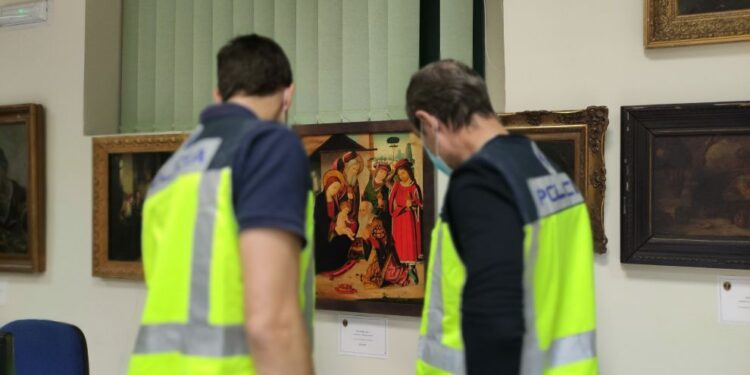 Agentes de Policía frente a una pintura falsificada (E.P.)