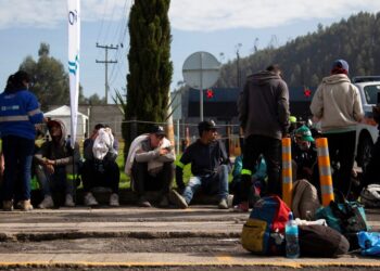 Migrantes venezolanos hacen fila para registrarse en un punto de servicio para migrantes administrado por el Comité Internacional de Rescate (IRC) en Chusaca, Colombia, 21 de octubre de 2021. Fotografía tomada el 21 de octubre de 2021. REUTERS / Vannessa Jimenez