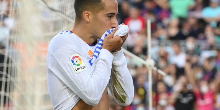 Lucas Vázquez besando la camiseta del Real Madrid en Barcelona. (AFP)