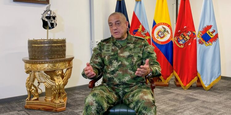 El comandante de las Fuerzas Militares de Colombia, General Luis Fernando Navarro, habla durante una entrevista con Reuters en Bogotá, Colombia, el 29 de septiembre de 2021. REUTERS / Camilo Cohecha
