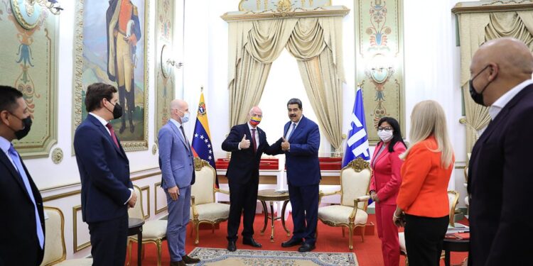 Nicolás Maduro y Giovanni Vincenzo Infantino, presidente de la FIFA. Foto @PresidencialVen.